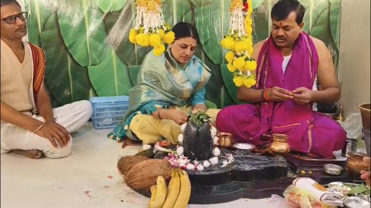 घृष्णेश्वर (वेरूळ) याठिकाणी परराज्यातून आलेल्या भाविकांमुळे मंदिर परिसर भक्तिमय झाला आहे. तर परळीत प्रभू वैद्यनाथाची दागदागिन्यांनी मढवलेली अलंकारिक महापूजा करण्यात आली. सायंकाळी जिल्हाधिकाऱ्यांच्या हस्ते शासकीय पूजा होणार आहे.