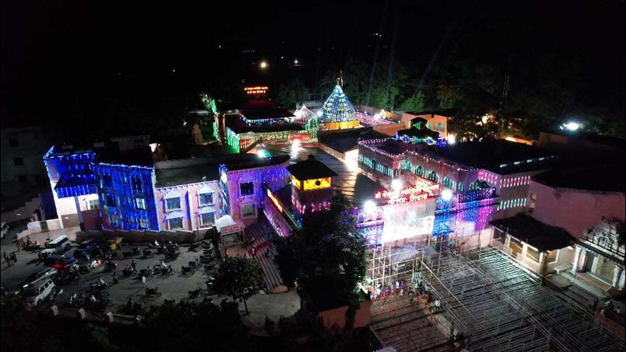 पहाटेपासूनच भाविकांनी दर्शनासाठी मंदिरांबाहेर लांबच लांब रांगा लावल्या आहे. सध्या प्रशासनाकडून चोख बंदोबस्त तैनात करण्यात आला आहे. नाशिक जिल्ह्यातील इगतपुरी येथील बोरटेंभे येथे असलेल्या 'राज राजेश्वरी धाम' मंदिरात भाविकांची विशेष गर्दी पाहायला मिळत आहे.