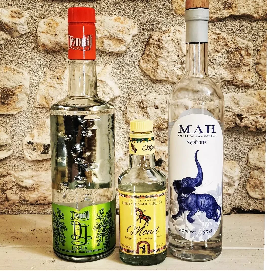  महुआ (मध्य प्रदेश, छत्तीसगड ): महुआ एक पारंपरिक आदिवासी मद्य आहे, जे महुआच्या झाडांच्या फुलांपासून तयार होते. हलकी गोड आणि सणासुदीला आदिवासी आनंद साजरा करण्यासाठी हे मद्य पितात. हीचा माती सारखा सुंगध त्या जंगलातील खास भागाची खासियत आहे जेथे हीची निर्मिती केली जाते. 