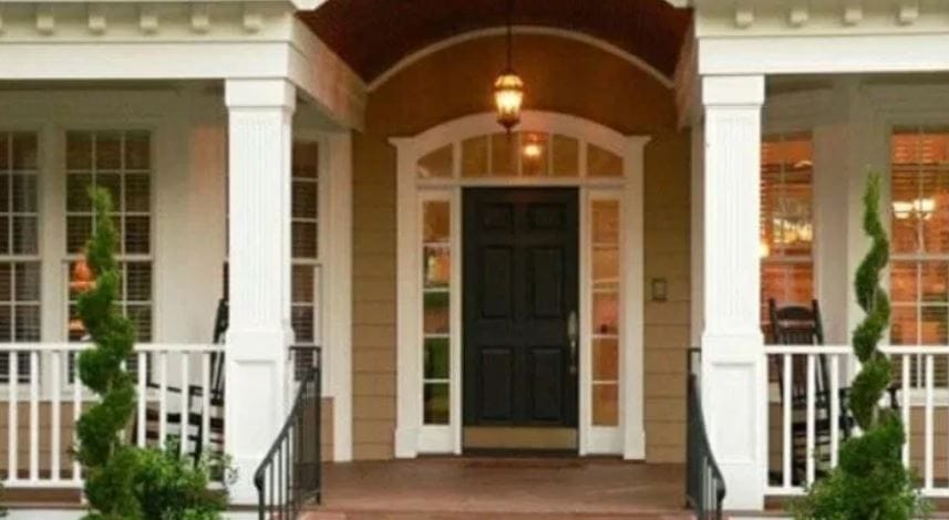 या दिशांनी घराचा दरवाजा असेल तर घरात नाकारात्मकता येते, अशी मान्यता आहे. वास्तूशास्त्रानुसार घराचा मुख्य दरवाजा तुटलेला असणे हादेखील वास्तूदोष आहे. घराचा दरवाजावार घाण असणे हेदेखील वास्तूदोषाचे कारण असू शकते. 