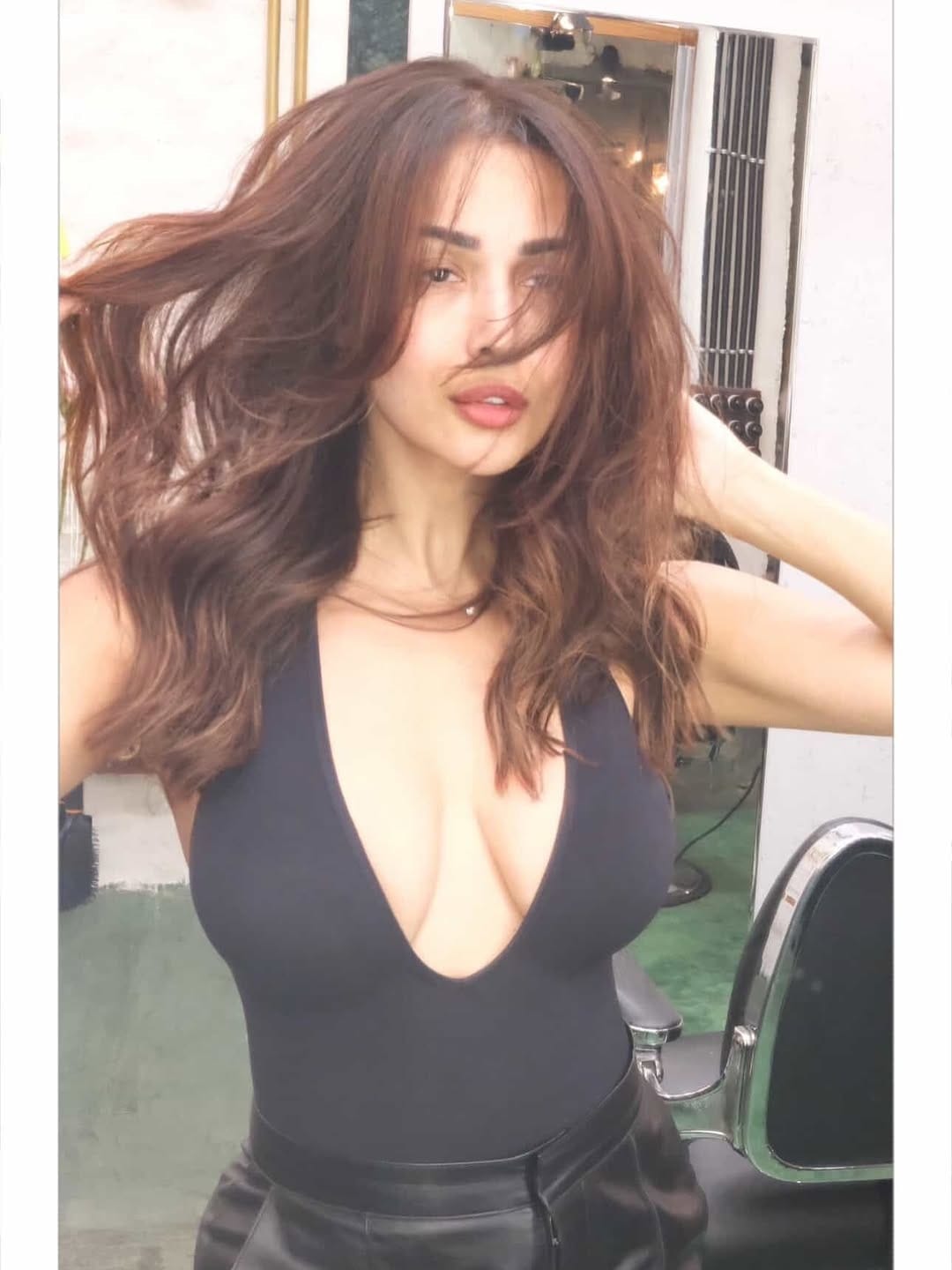 अभिनेत्री तिच्या प्रोफेशनल आयुष्यामुळे कमी पण खासगी आयुष्यामुळे अधिक चर्चेत असते. अभिनेता अरबाज खान याच्यासोबत घटस्फोट झाल्यानंतर मलायका हिने अभिनेता अर्जुन कपूर याला डेट करण्यास सुरुवात केली. पण दोघांचं नातं देखील फार काळ टिकलं नाही. 