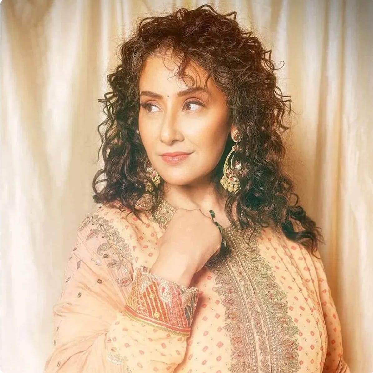  मनीषा कोईराला - आपल्या अवखळपणा आणि सौदर्यामुळे गाजलेल्या मनिषा कोईराला हीने करीयर चांगले केले. तिने साल २०१० मध्ये लग्न केले होते. मात्र दोन वर्षे ते टिकले. तेव्हापासून ती सिंगल आहे.तिचे वय आता ५५ आहे.