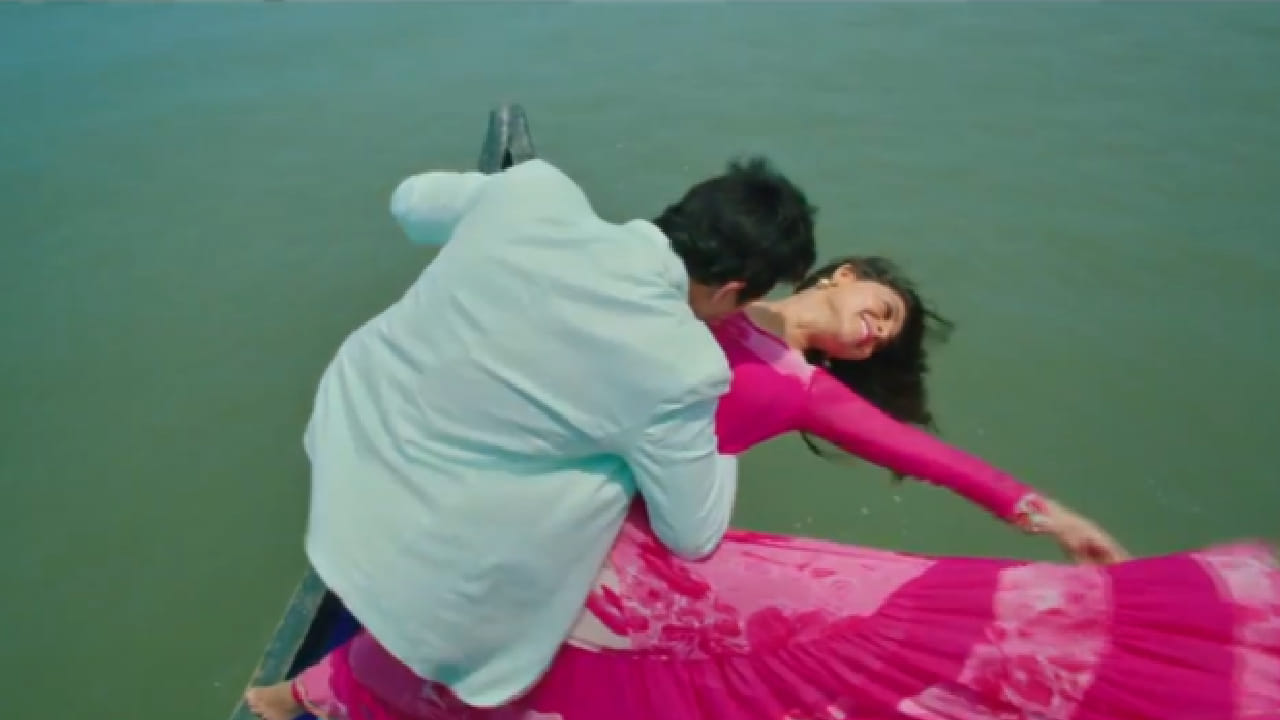 मात्र केवळ हिंदी चित्रपटांपुरतेच हे मर्यादित नाही. मराठी चित्रपटसृष्टीतही गेल्या काही वर्षांमध्ये बोल्ड आणि वास्तववादी प्रेमकथा मोठ्या प्रमाणात पडद्यावर येऊ लागल्या आहेत. अनेक आघाडीच्या मराठी कलाकारांनी कथानकाच्या गरजेनुसार रोमँटिक आणि किसिंग सीन साकारले आहेत.