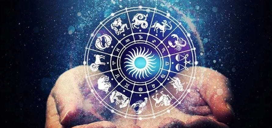 मार्च महिन्याला आता सुरुवात झाली आहे. या महिन्याचा पहिलाच दिवस काही राशींसाठी चांगला ठरणार आहे. राशीभविष्यानुसार तसे काही योग जुळून आले आहेत. काही राशींना मात्र या महिन्याच्या पहिल्या दिवशी काळजी घ्यावी लागेल. पैशांचे व्यवहारही काळजीपूर्वक करावे लागतील.