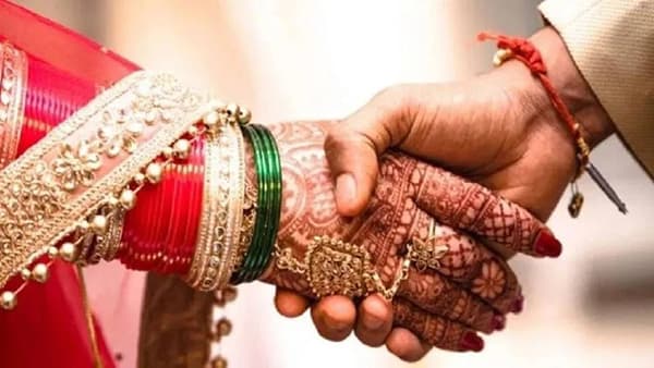 2 वर्ष लाईट नाहीत, खाण्या पिण्याचे वांदे, उपासमारीची वेळ ! आंतरजातीय विवाहामुळे सामाजिक बहिष्कार, दांपत्याची व्यथा ऐकून डोळ्यांत येईल पाणी