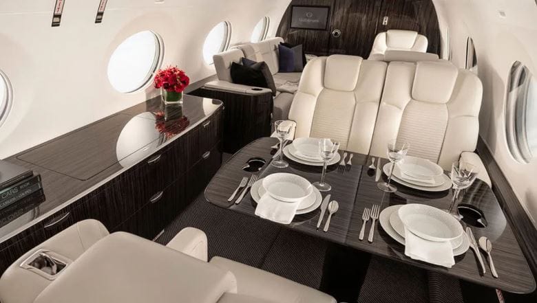 याच प्रायव्हेट जेटची किंमत पाहून सगळेच अवाक होत आहेत. मिळालेल्या माहितीनुसार या प्रायव्हेट जेटची किंमत 10 अब्ज रुपये आहे. हे विमान अगोदर अमेरिकेत होते. अमेरिकेतील व्हिआयपी, उच्चपदस्थ कॉर्पोरेट सीईओ, राष्ट्राध्यक्ष या विमानाचा वापर करायचे.