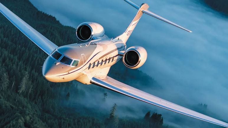 या विमानात मऊशार आसने, मिटिंग, जेवणासाठी वेगळी जागा, किचन, मनोरंजनासाठी वेगळी खोली, अशी व्यवस्था आहे. या विमानाला एकूण 14 खिडक्या आहेत. या विमानात नेहमी ताजी हवा येईल, असा पद्धतीने त्याची रचना करण्यात आलेली आहे. म्हणूनच हे विमान सर्वांपेक्षा वेगळे असून त्याची चर्चा होत आहे. 