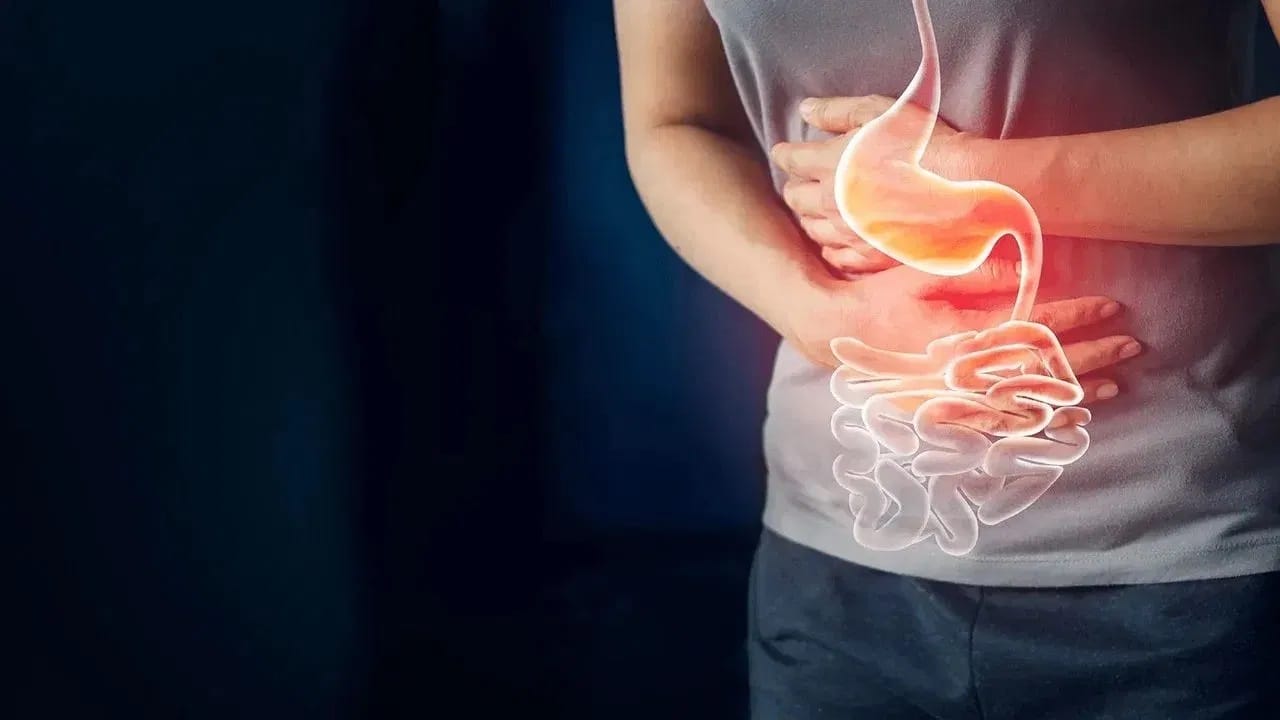 आल्याची चहा किंवा आल्याचा तुकडा: आल्यामध्ये जिंजेरॉल असते, जे पचनक्रियेला गती देते. यासाठी आल्याचा एक छोटा तुकडा चावून घ्या किंवा पाण्यात उकळून आल्याची चहा प्या. यामुळे पोटाच्या स्नायूंना आराम मिळतो.