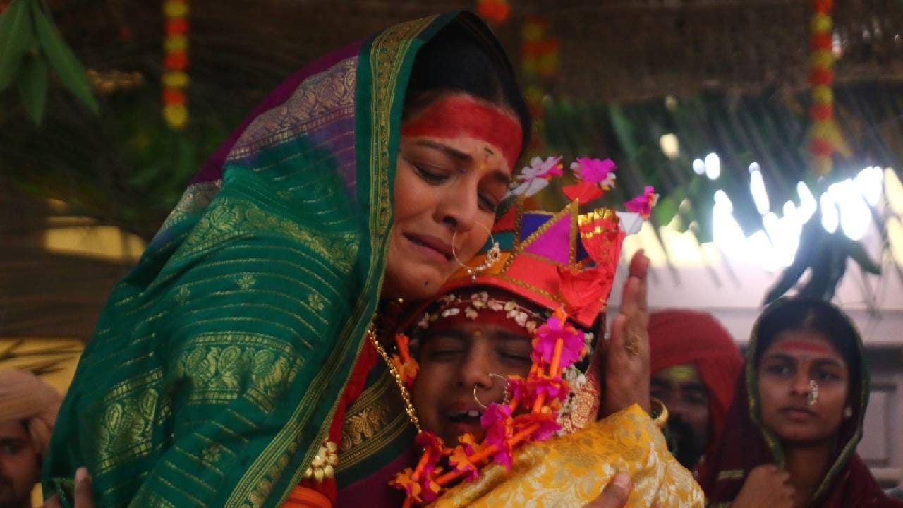 मालिकेतील विवाहसोहळ्याचं चित्रीकरण पाहताना नेवसे पाटील कुटुंबीय भारावून गेले. मालिकेनं सावित्रीबाई आणि महात्मा जोतीराव फुले यांच्या जीवनप्रवासाला दिलेला सन्मान, बारकावे आणि प्रामाणिक मांडणी पाहून त्यांनी संपूर्ण टीमचं मनापासून कौतुक केलं. 
