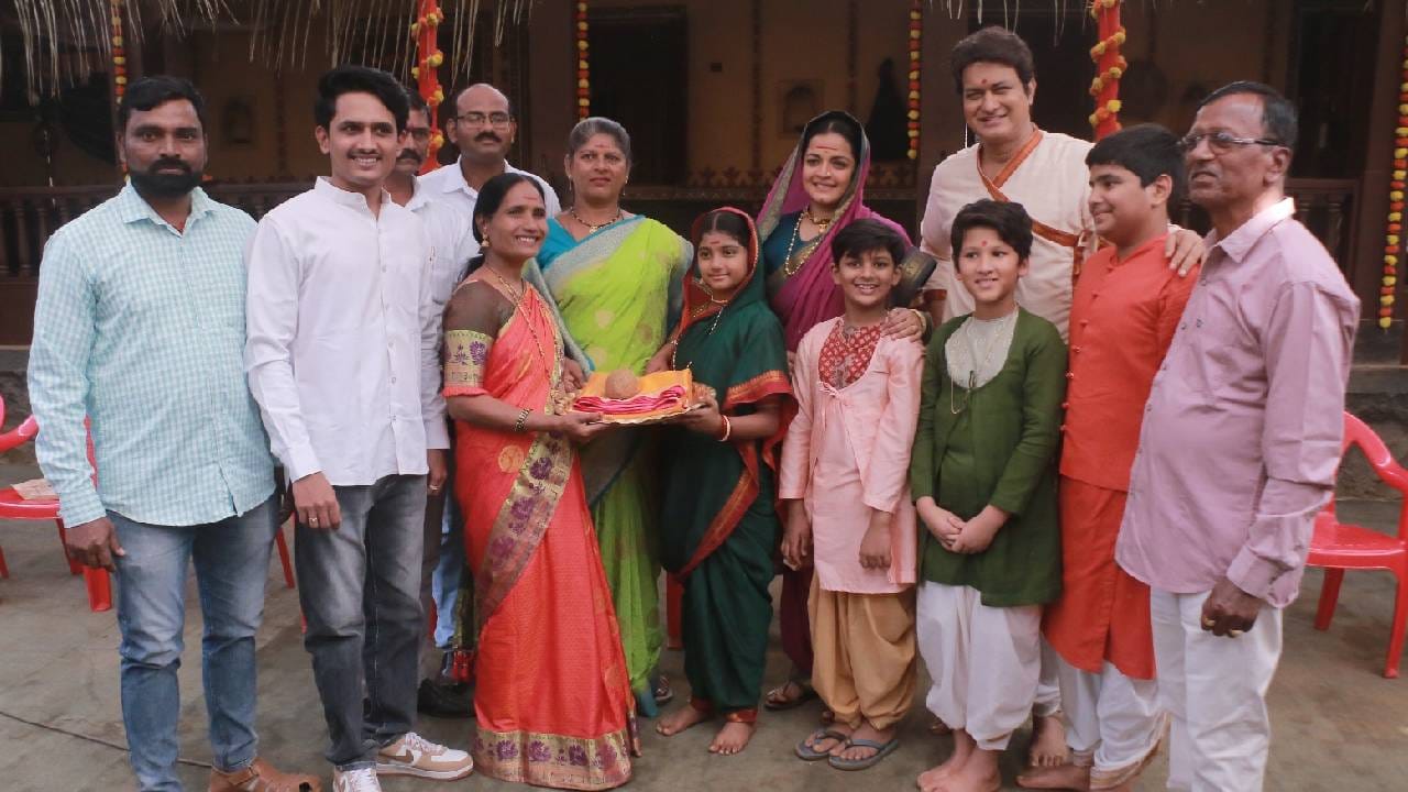 या प्रसंगी नेवसे पाटील यांनी छोट्या सावित्रीसाठी खास माहेरची साडी भेट म्हणून दिली. हा क्षण उपस्थित सर्वांना भावूक करुन गेला. ही केवळ भेट नसून, सावित्रीबाईंच्या परंपरेचा, संस्कारांचा आणि इतिहासाचा सन्मान असल्याची भावना नेवसे पाटील कुटुंबाने व्यक्त केली. 
