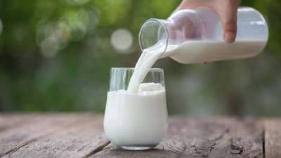 लहान मुलांसाठी कच्चं दूध धोकादायक; होईल गंभीर आजार