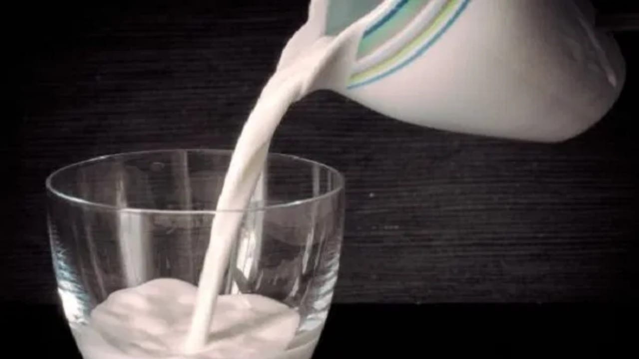 दूध हे केवळ एक पेय नसून ते शरीरासाठी एक सुपरफूड मानले जाते. लहान मुलांच्या वाढीपासून ते वृद्धांची हाडं मजबूत ठेवण्यात दुधाचा वाटा मोलाचा असतो. मात्र तरीही काही लोकं दूध पिणं टाळतात. आज आपण दूधात कोणकोणते व्हिटॅमिन असतात, याची माहिती घेणार आहोत.