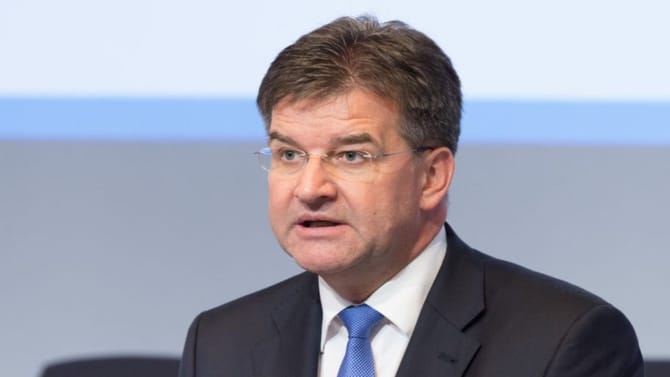 एपस्टीन फाईल्समुळे जगात खळबळ, पहिला राजीनामा पडला...