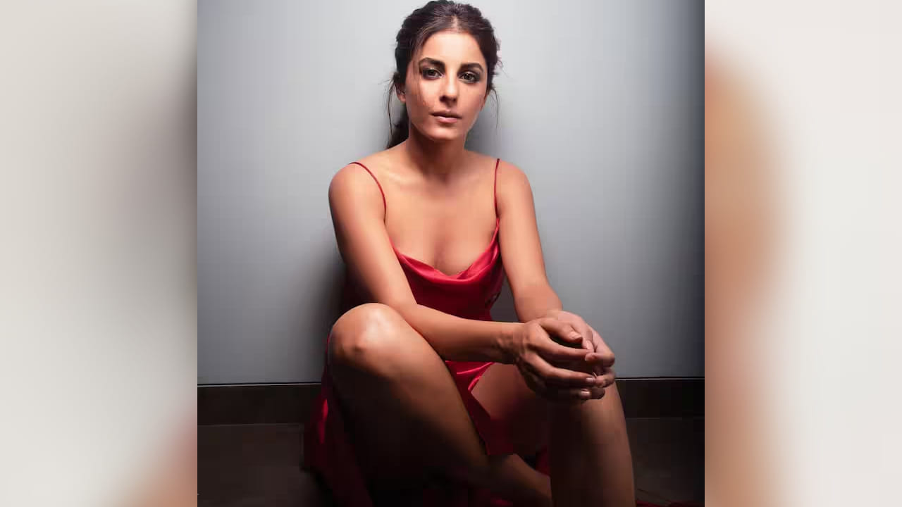 ‘मिर्झापूर 2’ मध्ये मुन्ना भैय्या म्हणजेच दिव्येंदू शर्मासोबत ईशाची ऑनस्क्रीन केमिस्ट्री प्रेक्षकांना प्रचंड भावली होती. तिच्या साध्या, सशक्त आणि वास्तवदर्शी अभिनयामुळे माधुरी यादव हे पात्र विशेष गाजले. या भूमिकेमुळे ईशाला घराघरात ओळख मिळाली आणि तिच्या कारकिर्दीला खऱ्या अर्थाने नवी दिशा मिळाली.