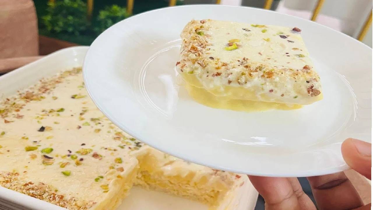 असा बनवा हलवा  अरबियन स्टाईलचा गोड हलवा घरच्या घरी अगदी झटपट तयार करता येतो. सर्वप्रथम 1 लिटर दूध उकळायला ठेवा. एका वाटीत थोड्या थंड दुधात अर्धा चमचा कॉर्नफ्लोअर नीट गाठी न राहू देता मिसळा आणि ते मिश्रण उकळत्या दुधात हलवत राहा. त्यानंतर आवडीनुसार 1-2 चमचे कस्टर्ड पावडर घालून सतत ढवळत राहा. गोडीसाठी साखर किंवा कंडेन्स्ड मिल्क मिसळा आणि सुगंधासासाठी थोडे व्हॅनिला इसेन्स टाका. मिश्रण घट्ट होऊन रबडीसारखी कन्सिस्टन्सी येईपर्यंत शिजवा.  आता ब्रेडच्या कडा कापून एका डब्यात किंवा ट्रेमध्ये एक थर लावा. त्यावर तयार केलेले घट्ट दूध पसरवा आणि वरून बदाम, काजू, पिस्ता आदी सुकामेवा भुरभुरा. अशा प्रकारे दोन-तीन थर तयार करा. शेवटी गुलाबाच्या पाकळ्यांनी सजावट करा. हा गोड हलवा लगेच सर्व्ह केला तरी छान लागतो किंवा थोडा वेळ फ्रिजमध्ये ठेवून थंडगार करूनही देता येतो.