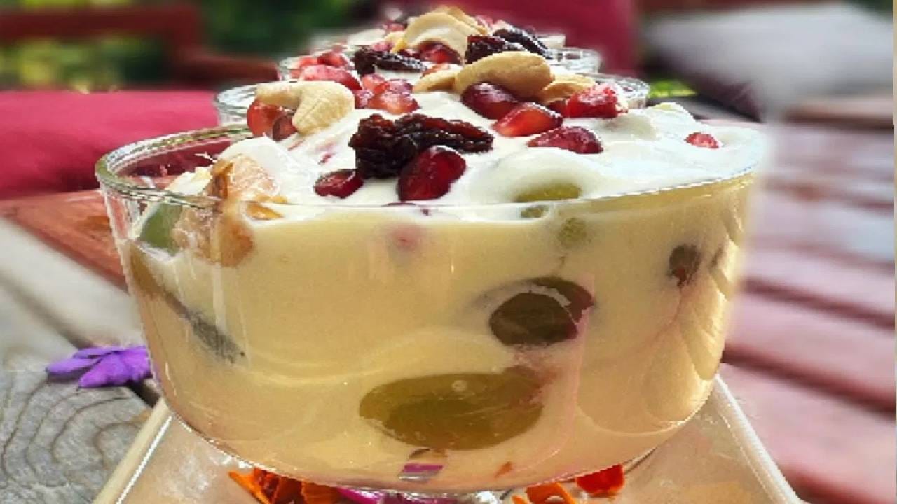 चविष्ट फ्रूट क्रीम चविष्ट फ्रूट क्रीम तयार करण्यासाठी सर्वप्रथम व्हिपिंग क्रीममध्ये कंडेन्स्ड मिल्क किंवा साखर घालून ते मिश्रण हँड व्हिस्क किंवा इलेक्ट्रिक बीटरने छान फेटून घ्या. मिश्रण हलके, मऊ आणि फेसाळसर होईपर्यंत फेटणे महत्त्वाचे आहे. यानंतर सफरचंद, हिरवी-काळी द्राक्षे, डाळिंबाचे दाणे, कीवी, स्ट्रॉबेरी, आंबा, केळी असे आवडीचे फळांचे छोटे तुकडे करून त्यात मिसळा. तयार फ्रूट क्रीम लगेच सर्व्ह करू शकता किंवा थोडा वेळ फ्रिजमध्ये ठेवून थंडगार करूनही देता येते. चव वाढवण्यासाठी थोडे मिक्स फ्रूट इसेन्स किंवा व्हॅनिला इसेन्स घालू शकता. मात्र खूप पाणी सुटणारी फळे जसे खरबूज किंवा टरबूज टाळावीत, नाहीतर क्रीम पातळ होऊ शकते.