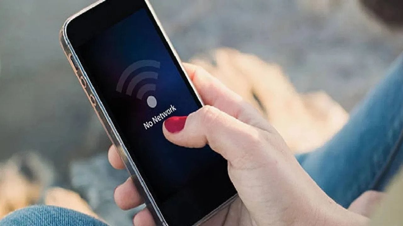 फोन रीस्टार्ट केल्याने बॅकग्राउंडमधील त्रुटी दूर होतात. डिव्हाईस पुन्हा नेटवर्क शोधण्यास सुरुवात करते. हा सर्वात प्रभावी आणि सोपा मार्ग आहे. वरील दोन्ही उपाय करूनही फरक पडत नसेल, तर सिम कार्ड काढून ते स्वच्छ करा आणि पुन्हा नीट बसवा. अनेकदा धूलिकणांमुळे सिम कार्ड आणि फोनचा संपर्क नीट होत नाही.