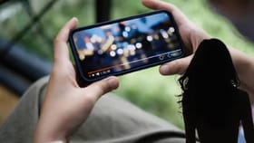 बॉयफ्रेंडला चटक लागली! GFकडे मागितले आईचेच नग्न फोटो, पुढे जे घडलं....