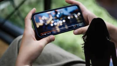 बॉयफ्रेंडला चटक लागली! GFकडे मागितले आईचेच नग्न फोटो; पुढे जे घडलं असं काही की...वाचून हादरूनच जाल!