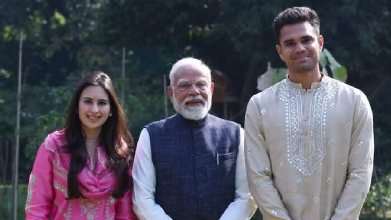 सचिन तेंडुलकरने भारताचे पंतप्रधान नरेंद्र मोदी यांना अर्जुन आणि सानिया यांच्या लग्नासाठी औपचारिक निमंत्रण दिले आहे. सोबत शेअर केलेल्या फोटोंमध्ये सचिन आणि पंतप्रधान मोदी यांचा एकत्रित फोटो दिसत आहे.