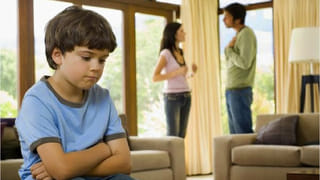 पालकांच्या ‘या’ सवयींमुळे मुलं होतात हट्टी…, आताच करा हे बदल