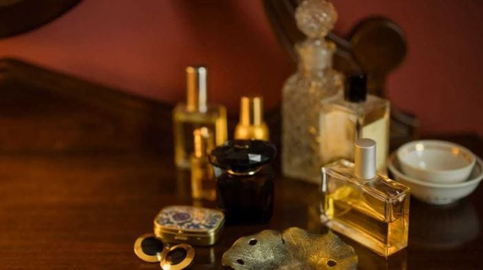 काही लक्झरी परफ्यूची किंमत मात्र खूपच जास्त असते. या जगात असाच एक परफ्यू आहे, ज्याची एक बॉटल खरेदी कराची असेल तर तब्बल 1 कोटी रुपयांपेक्षा जास्त पैसे खर्च करावे लागतात. या परफ्यूची किंमत ही काही लोकांची आयुष्यभराची कमाई असते.