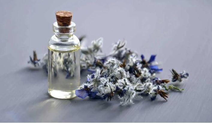 या अत्यंत महागड्या परफ्यूमचे नाव सुमुख असे आहे. याची किंमत साधारण 12.9 लाख डॉलर म्हणजेच साधारण 11.7 कोटी रुपये आहे. दुबाईमध्ये असलेल्या नबील परफ्यूम कंपनीने या परफ्यूमची निर्मिती केलेली आहे. हा परफ्यून तीन लीटरच्या बॉटलमध्ये येतो. या बॉटलवर साधारण 3500 पेक्षा जास्त हिरे, मोती असतात.