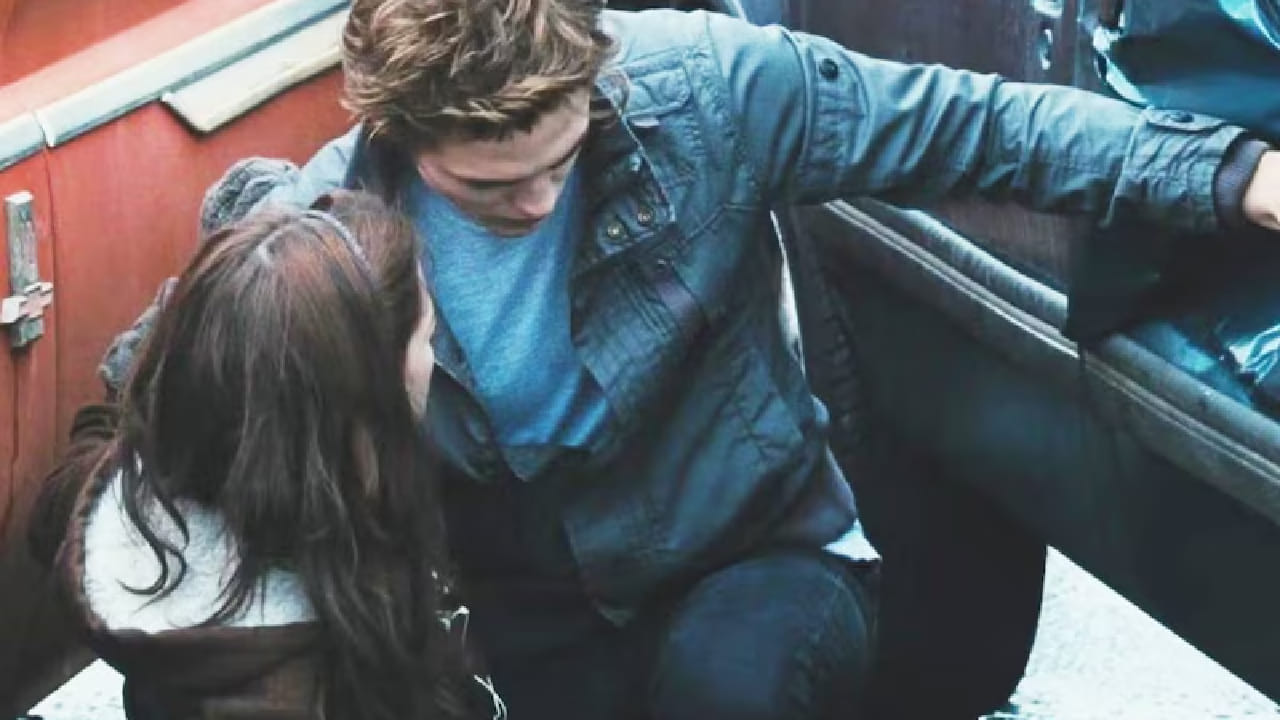 प्राइम व्हिडिओ, नेटफ्लिक्स आणि अमेझॉन मिनी टीव्ही यांसारख्या प्लॅटफॉर्मवर ही सीरिज पाहता येते.