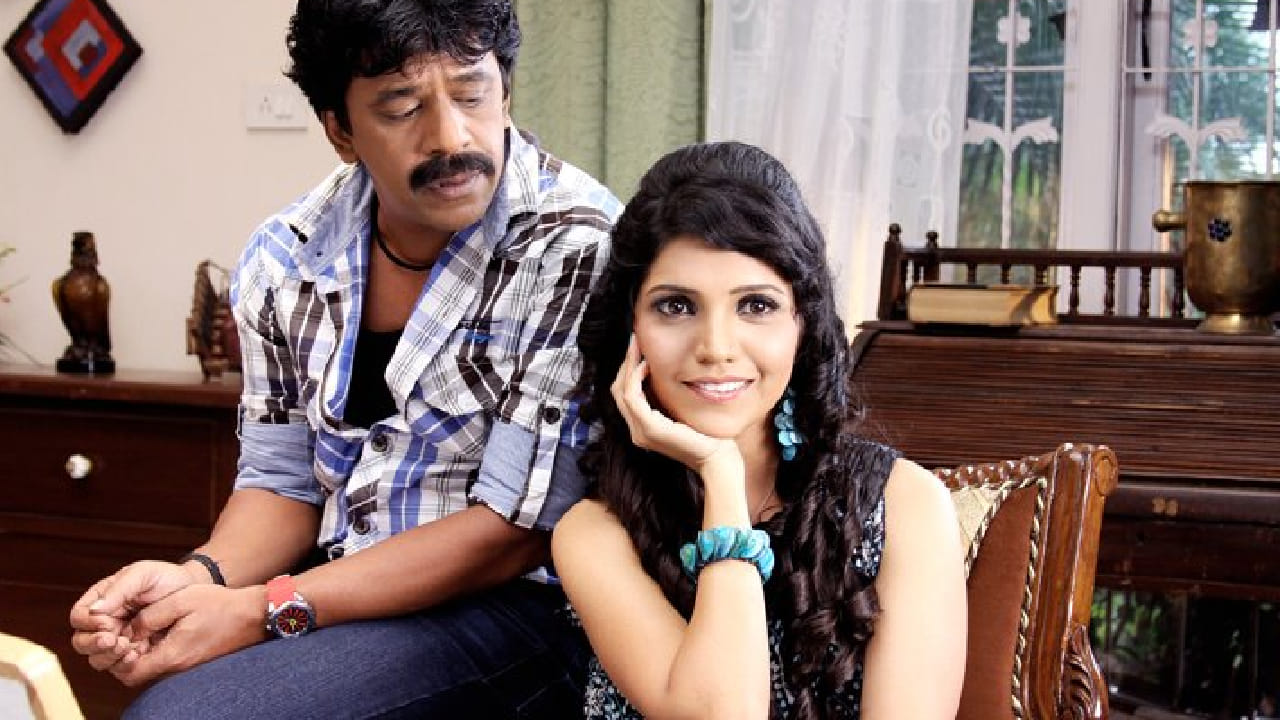 जोगवा या चित्रपटात अभिनेत्री मुक्ता बर्वे आणि अभिनेता उपेंद्र लिमये यांच्यातील किसिंग सीन कथानकाचा भाग होता. ‘जीव रंगला’ या गाण्यातून साकारलेला हा प्रसंग भावनिक पातळीवर प्रभावी ठरला आणि चित्रपटाला समीक्षकांची दाद मिळाली.