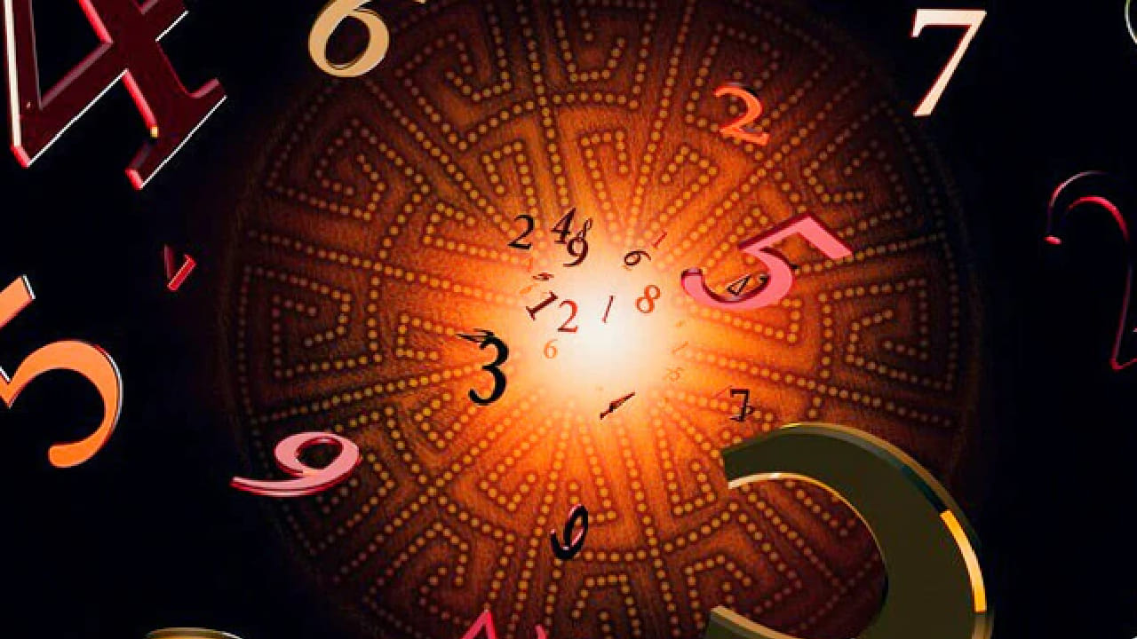 अंकशास्त्रानुसार, काही मूलांकांचे लोक अत्यंत भावूक असल्यामुळे प्रेमाच्या बाबतीत त्यांना जास्त त्रास सहन करावा लागतो. यामध्ये मूलांक 2 असलेले लोक अतिशय भावूक, संवेदनशील आणि मनमिळावू स्वभावाचे असतात. 