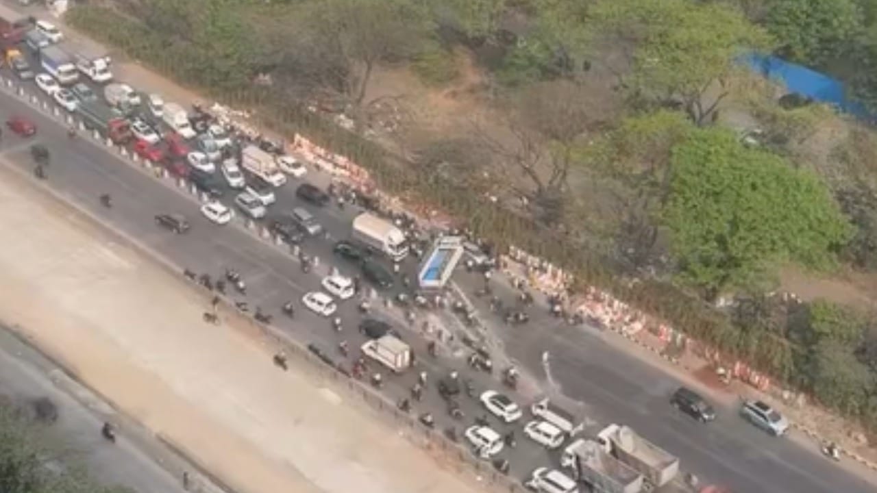 मुंबई-पुणे एक्सप्रेसवेवरील वाहतूक कोंडीची समस्या ताजी असताना मुंबई-नाशिक महामार्गावर प्रवाशांना मोठ्या त्रासाला सामोरे जावे लागत आहे. मुंबई-नाशिक महामार्गावर भीषण वाहतूक कोंडी झाली आहे.