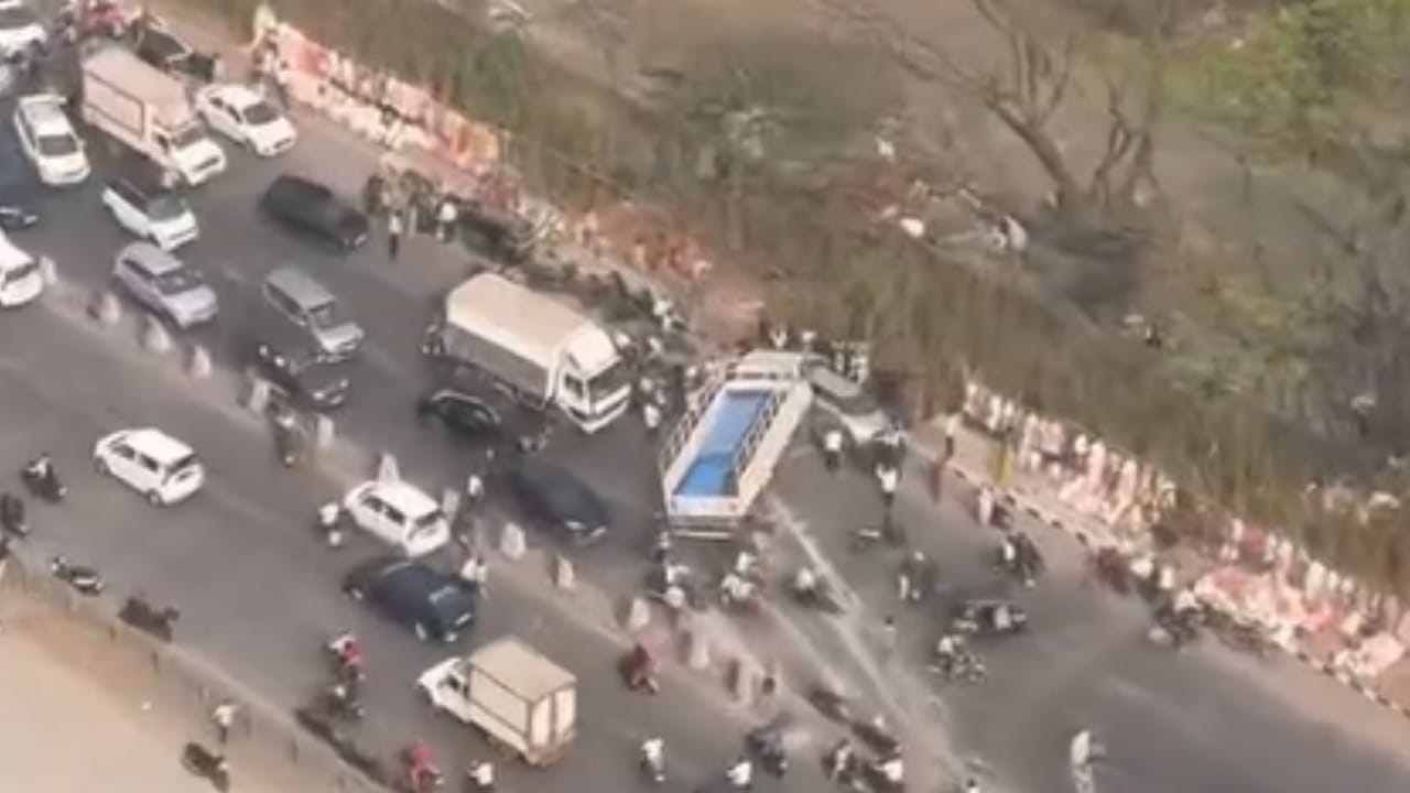 मिळालेल्या माहितीनुसार, पहाटेच्या सुमारास नाशिक-मुंबई मार्गिकेवर एका अवजड कंटेनरचा अपघात झाला. या अपघातामुळे रस्त्याचा बराचसा भाग व्यापला गेला गेला आहे.