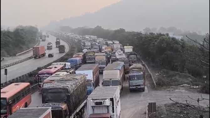 Mumbai Pune Expressway Traffic Update : मुंबई-पुणे एक्सप्रेसवे जाम, कल्याण-ठाणे-मुंबईला जाण्यासाठी पर्यायी मार्ग कोणते? सद्यस्थिती काय?