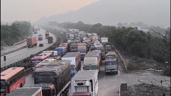 मुंबई-पुणे एक्सप्रेस-वेवर आडोशी बोगद्याजवळ भीषण टँकर अपघात झाला. यामुळे मुंबई पुणे एक्सप्रेस-वे आणि जुना पुणे-मुंबई महामार्ग अशा दोन्ही मार्गांवर २० ते २२ किलोमीटरपर्यंत वाहनांच्या रांगा लागल्या आहे.