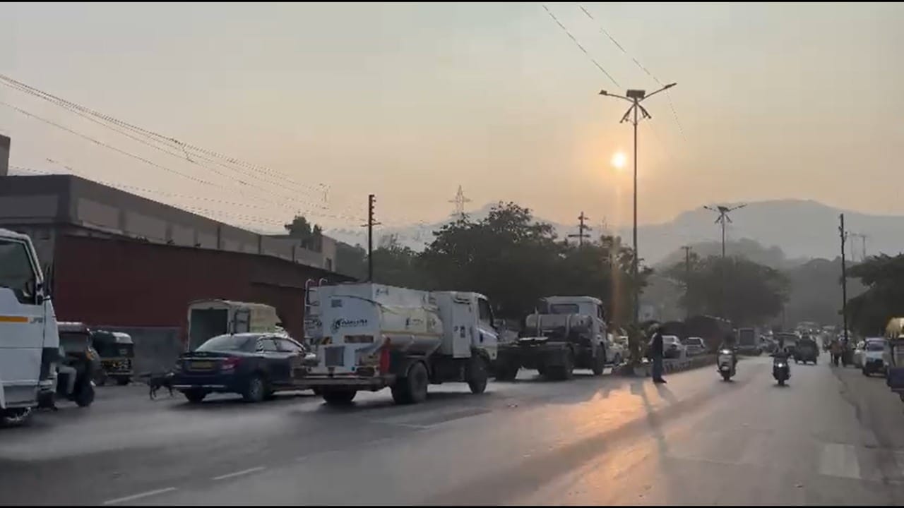 या वाहतूक कोंडीचा सर्वाधिक फटका पहाटेच्या सुमारास प्रवास करणाऱ्यांना बसला आहे. मुंबई विमानतळावर जाण्यासाठी निघालेल्या शेकडो प्रवाशांची विमानं चुकली आहेत, ज्यामुळे त्यांचे मोठे आर्थिक नुकसान झाले आहे.