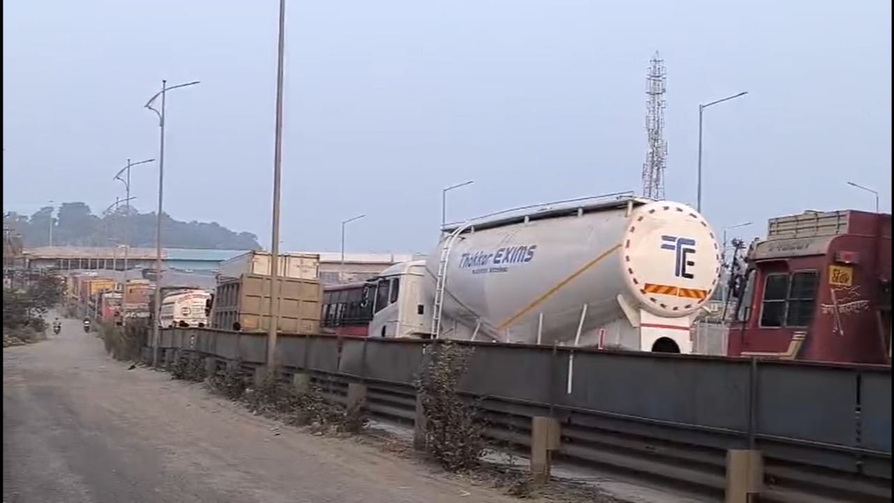 मध्यरात्रीनंतर टँकर क्रेनच्या साहाय्याने तिसऱ्या लेनवर ओढण्यात आला. त्यामुळे मुंबईकडे जाणारी वाहतूक एका मार्गिकेवरून (लेन) सुरू करण्यात आली. मात्र, वाहनांचा ओघ प्रचंड असल्याने सध्या गाड्यांचा वेग अतिशय कमी आहे.