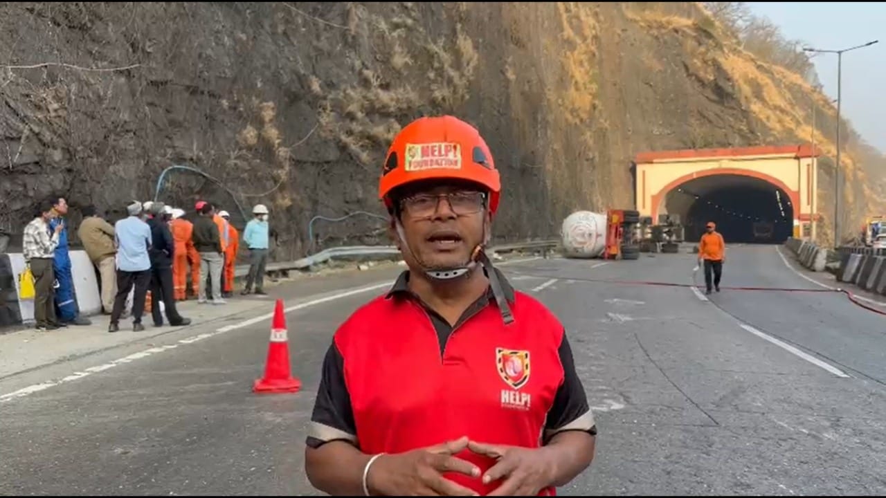 काल रात्रीच्या सुमारास हा टँकर पलटी झाला. टँकरमधून प्रोपोलिन गॅसची गळती सुरू झाल्याने परिसरात भीतीचे वातावरण पसरले होते. अग्निशमन दल आणि आपत्ती व्यवस्थापन पथकाने गळती थांबवण्याचे शर्थीचे प्रयत्न केले. मात्र धोका टळेपर्यंत महामार्ग उघडणे तांत्रिकदृष्ट्या अशक्य आहे.