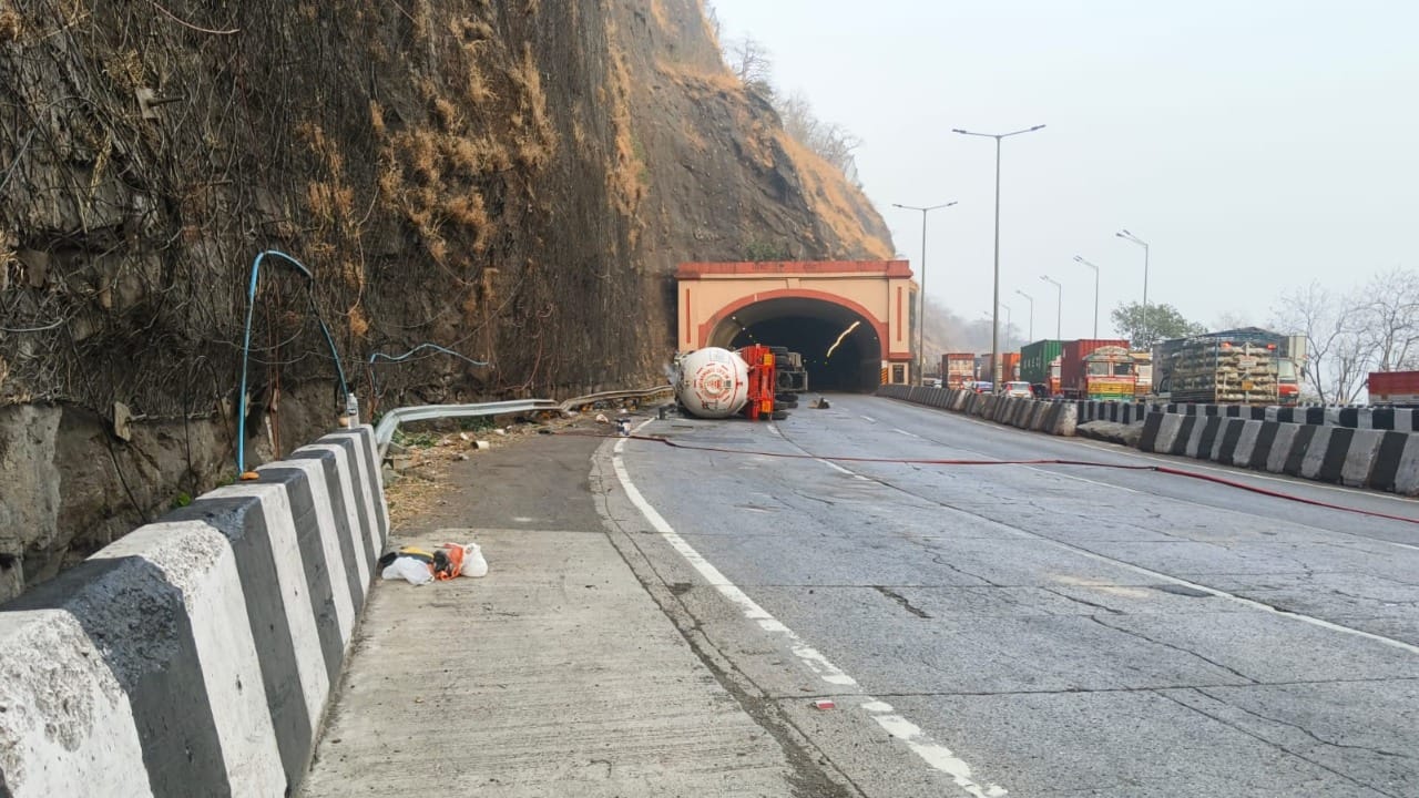 मुंबई पुणे एक्सप्रेस वे वर प्रोपोलिन गॅस वाहून नेणारा टँकर पलटी झाला. त्यामुळे मोठ्या प्रमाणात गॅस गळती झाली. या पार्श्वभूमीवर सुरक्षेचा उपाय म्हणून प्रशासनाने दोन्ही बाजूची वाहतूक पूर्णपणे रोखून ठेवली आहे.