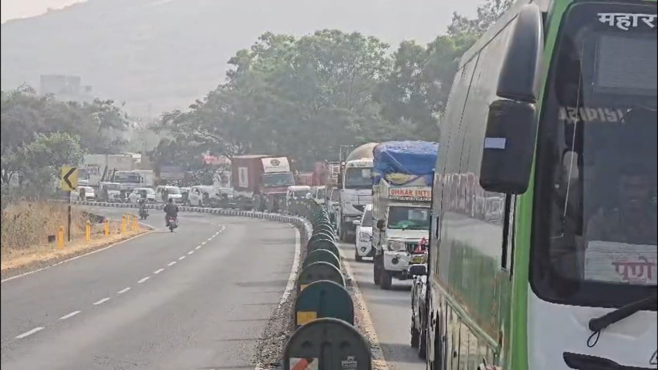 प्रशासनाकडून सध्या ब्लॉक पद्धतीने वाहतूक सोडली जात आहे. पुण्याकडे जाणारी वाहतूक काही काळ थांबवून मुंबईच्या दिशेने अडकलेली वाहने पुढे सोडली जात आहे. मात्र, एवढा मोठा अपघात आणि त्यानंतर झालेली कोंडी हाताळण्यात प्रशासन अपयशी ठरल्याची टीका होत आहे.