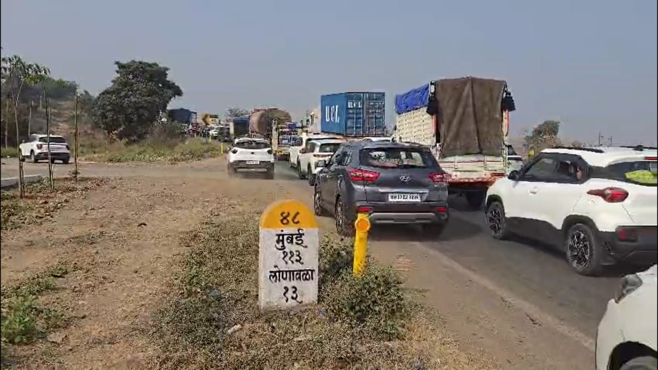 तसेच या वाहतूक कोंडीत काही कॅन्सरग्रस्त रुग्ण आणि इतर गंभीर आजारी रुग्ण अडकल्याची माहिती समोर आली आहे. अनेक रुग्णवाहिकांनाही वाट मिळणे कठीण झाले आहे.