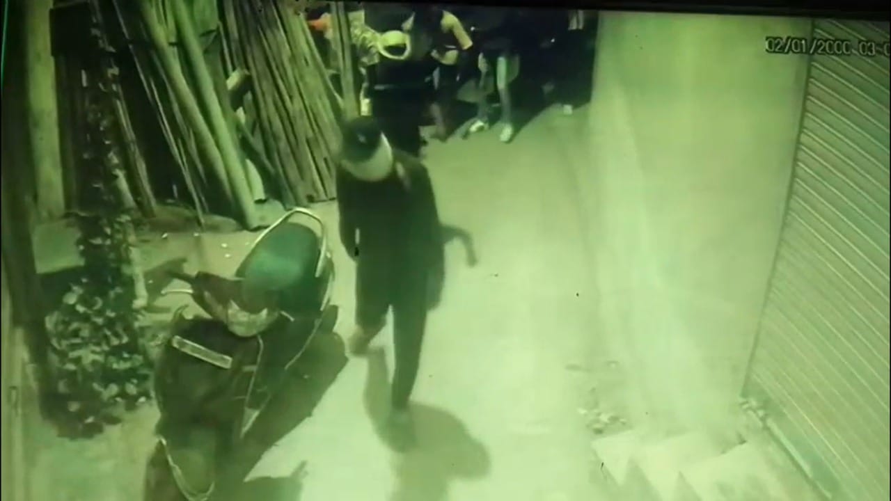 प्राथमिक तपासानुसार, या कृत्यात एकूण १२ ते १५ जणांचा समावेश असल्याचे समोर आले आहे. पोलिसांनी आतापर्यंत सात जणांना ताब्यात घेतले असून, त्यापैकी तीन जण अल्पवयीन असल्याची माहिती आहे. या आरोपींना आज न्यायालयात हजर केले जाणार आहे. सध्या या प्रकरणाचा पुढील तपास गणेशपेठ पोलीस करत असून, फरार असलेल्या इतर आरोपींचा शोध सुरू आहे.