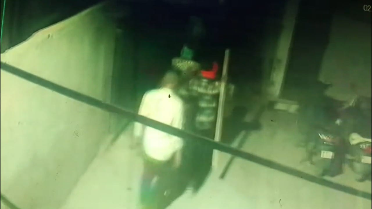 या तरुणाने आपल्या साथीदारांसह गाडीखाना आणि जोहरीपुरा परिसरातील डझनभर दुचाकींची तोडफोड केली. या घटनेमुळे परिसरात दहशतीचे वातावरण निर्माण झाले असून गणेशपेठ पोलिसांनी याप्रकरणी सात जणांना ताब्यात घेतले आहे.