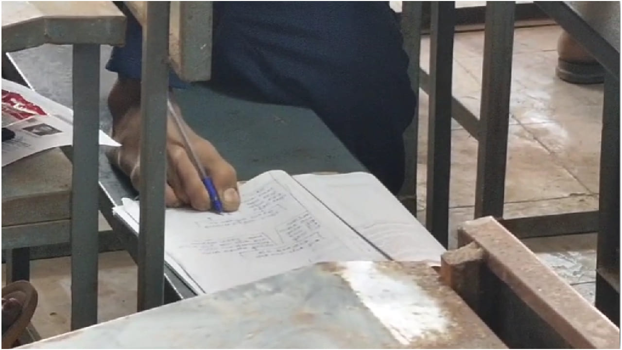 सध्या सूरजची बारावीची परीक्षा सुरू असून, तो कंधार येथील श्री शिवाजी कॉलेजमध्येच परीक्षा केंद्रावर परीक्षा देत आहे. विशेष बाब म्हणजे, हात नसतानाही तो पायाने शंभर गुणांचा पेपर अवघ्या तीन तासांत पूर्ण करतो. पायाने लिहिताना त्याला कोणताही त्रास होत नाही. उलट, तो अगदी सहज आणि आत्मविश्वासाने उत्तरे लिहितो. हे पाहून शिक्षक आणि परीक्षा केंद्रावरील कर्मचारीही अचंबित झाले आहेत.