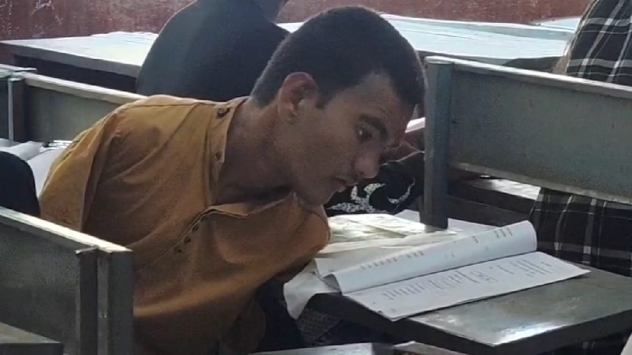 सूरज शिवराज उबाळे हा नांदेड जिल्ह्यातील मुदखेड तालुक्यातील गाडेगाव येथील रहिवासी आहे. त्याचा जन्मच दोन्ही हात नसलेल्या अवस्थेत झाला. मात्र या अपंगत्वाने त्याच्या आयुष्याला कधीच थांबवले नाही. लहानपणापासूनच सूरजच्या आई-वडिलांनी त्याला सामान्य मुलांप्रमाणेच शिक्षणाची संधी दिली.