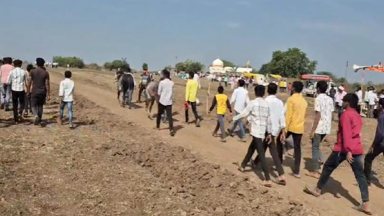 परभणी जिल्ह्यातील चारठाणा येथे बैलगाडा शर्यतीच्या विश्वात अल्पावधीतच नावलौकिक मिळवलेला ‘नंद्या’ या बैलाच्या मृत्यूमुळे देशमुख कुटुंबीयांवर दुःखाचा डोंगर कोसळला आहे. नंदयाच्या अचानक निधनाने परिसरात हळहळ व्यक्त होत असून बैलगाडा शर्यतीच्या चाहत्यांमध्ये शोककळा पसरली आहे.