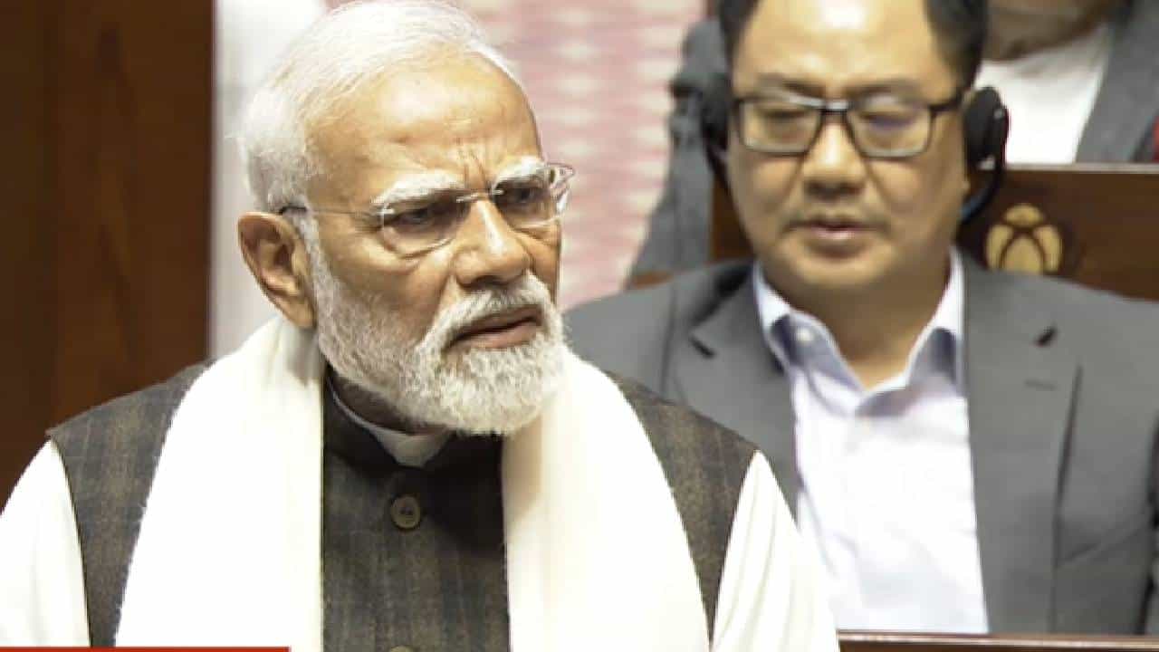 आईना देख लिया तो... मोदींनी राज्यसभा गाजवली, शायराना अंदाजात काँग्रेस, आप पक्षाला घेरलं!