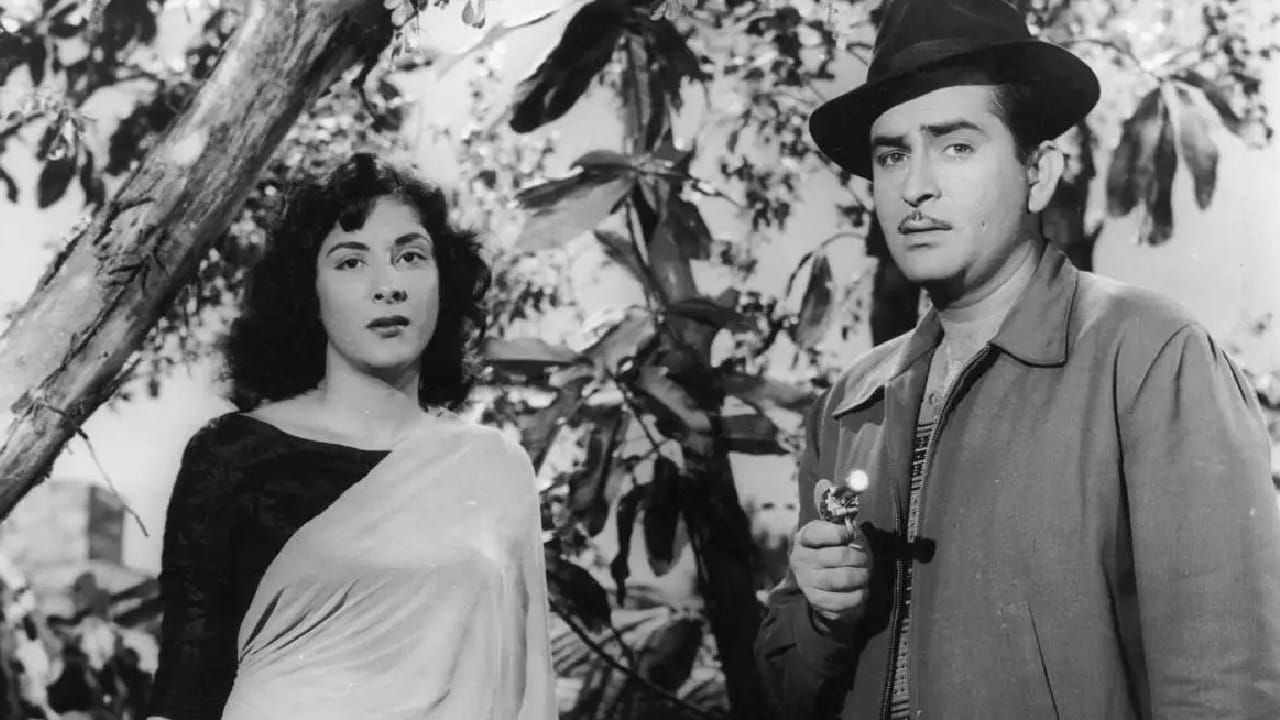 ही अभिनेत्री होती नरगिस. चित्रपट ‘अंदाज़’च्या सेटवर राज कपूर आणि नरगिस यांची पहिल्यांदा भेट झाली आणि पहिल्याच नजरेत दोघंही प्रेमात पडले. नरगिस यांच्या सौंदर्याने आणि व्यक्तिमत्त्वाने भारावून गेलेले राज कपूर त्यांच्यावर प्रेम करू लागले आणि नरगिस यांनाही राज कपूर आवडू लागले. 