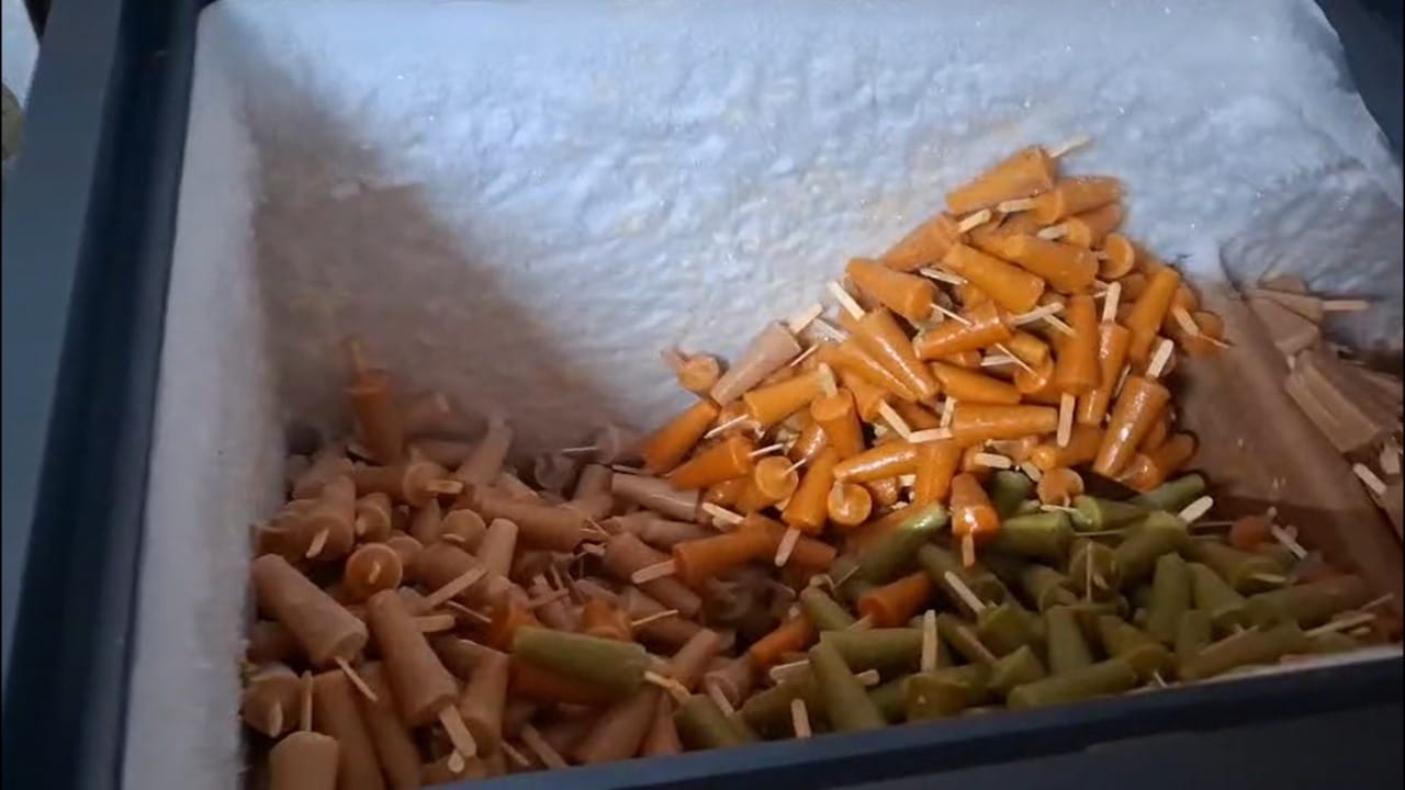 उन्हाळ्याची चाहूल लागली की अनेकजण आईस्क्रिम, सरबत, कोल्ड ड्रिंक्स यांसह इतर थंड पदार्थांवर तुटून पडतात. उन्हामुळे अंगाची लाही लाही होत असल्याने सर्वजण वैतागल्याचे पाहायला मिळत आहे. त्यामुळे सध्या थंड पदार्थांची मागणी सातत्याने वाढत असते. पण नुकतंच इगतपुरी पोलिसांनी एका जीवघेण्या रॅकेटचा पर्दाफाश केला आहे.