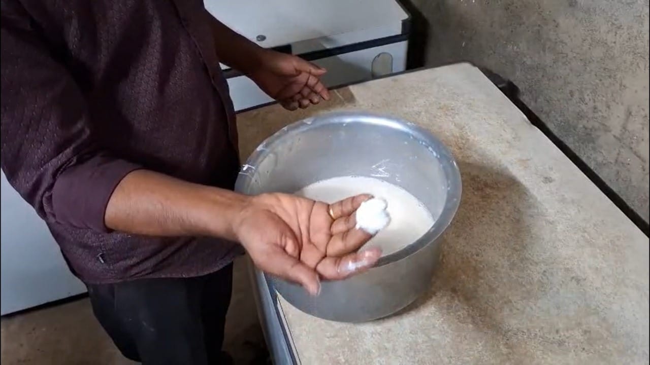 धक्कादायक बाब म्हणजे, कुल्फीला आकर्षक आणि गडद रंग देण्यासाठी खाण्यायोग्य रंगांऐजी (Food Color) चक्क चित्रकलेसाठी वापरल्या जाणाऱ्या रंगांचा वापर केला जात होता. या रासायनिक रंगांमुळे कर्करोगासारखे गंभीर आजार उद्भवू शकतात.