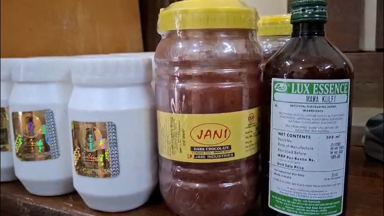 गुरुवारी दुपारी या संयुक्त पथकाने अचानक धाड टाकली असता अत्यंत अस्वच्छ वातावरणात सुरू असलेला हा प्रकार पाहून अधिकारीही चक्रावून गेले. यावेळी तपासणीदरम्यान प्रशासनाला घटनास्थळी १५ पोस्टर कलरचे डब्बे, दोन चॉकलेट फ्लेवर कलरचे डब्बे आणि एक अनधिकृत इसेन्सची बाटली आढळून आली.